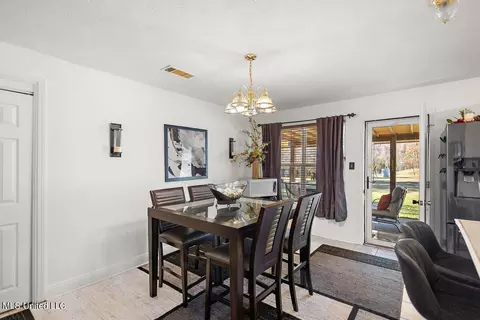 Dining - 1085 Thomas Dr, Raymond, MS 39154 photo 1 of 2