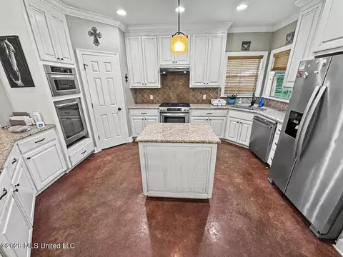 Kitchen - 19 Sara Ln, Natchez, MS 39120 photo 3 of 4