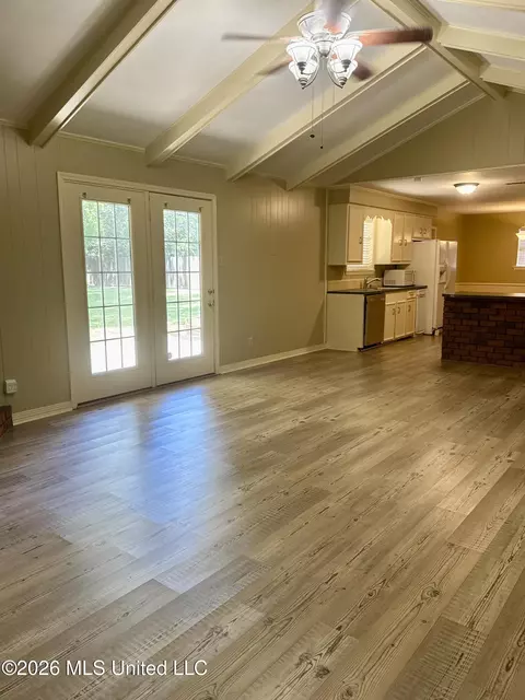 Living - 104 Arrowhead Dr, Natchez, MS 39120 photo 2 of 5