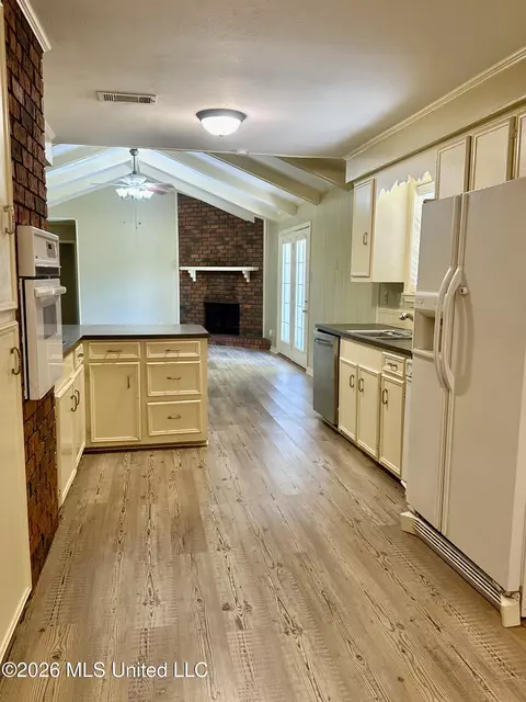 Kitchen - 104 Arrowhead Dr, Natchez, MS 39120 photo 5 of 6
