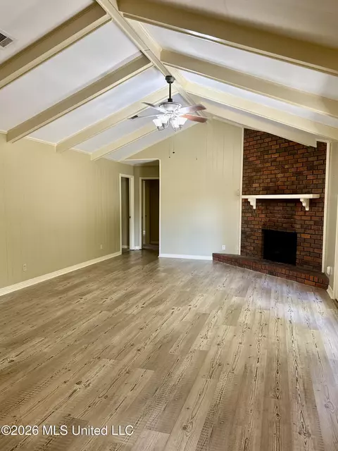 Living - 104 Arrowhead Dr, Natchez, MS 39120 photo 1 of 5