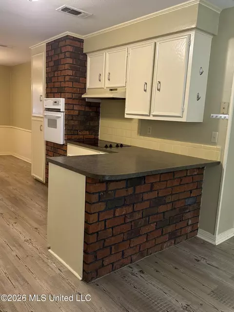 Kitchen - 104 Arrowhead Dr, Natchez, MS 39120 photo 3 of 6