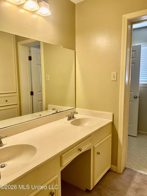 Bath - 104 Arrowhead Dr, Natchez, MS 39120 photo 2 of 6