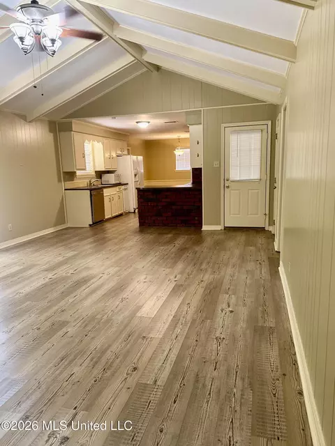 Living - 104 Arrowhead Dr, Natchez, MS 39120 photo 3 of 5