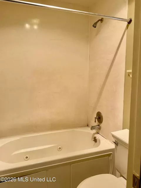 Bath - 104 Arrowhead Dr, Natchez, MS 39120 photo 3 of 6