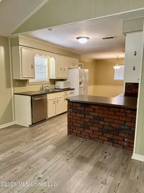 Kitchen - 104 Arrowhead Dr, Natchez, MS 39120 photo 2 of 6