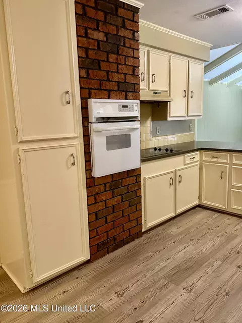 Kitchen - 104 Arrowhead Dr, Natchez, MS 39120 photo 6 of 6