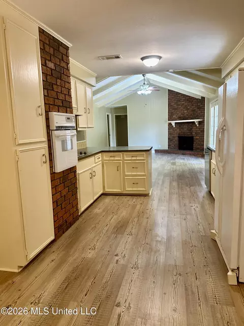Kitchen - 104 Arrowhead Dr, Natchez, MS 39120 photo 4 of 6