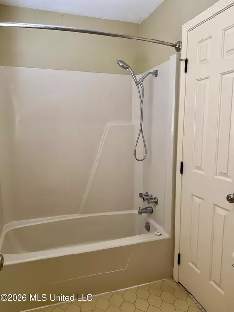 Bath - 104 Arrowhead Dr, Natchez, MS 39120 photo 1 of 6