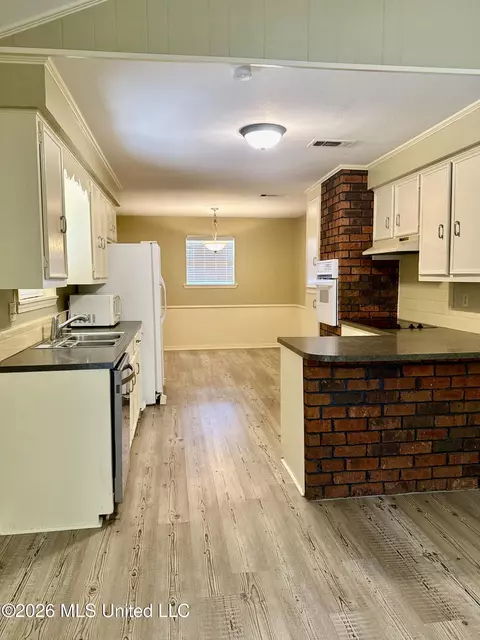 Kitchen - 104 Arrowhead Dr, Natchez, MS 39120 photo 1 of 6