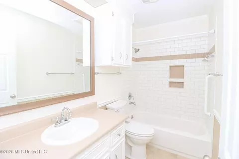 Bath - 37 Sunline Dr, Brandon, MS 39042 photo 7 of 8