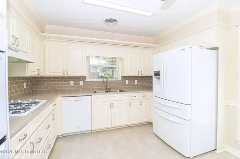 Kitchen - 37 Sunline Dr, Brandon, MS 39042 photo 3 of 4