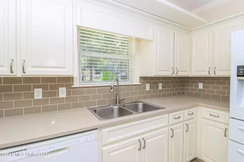 Kitchen - 37 Sunline Dr, Brandon, MS 39042 photo 4 of 4