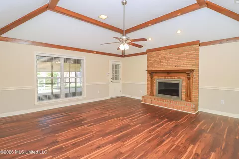Living - 37 Sunline Dr, Brandon, MS 39042 photo 2 of 5