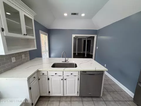 Kitchen - 3060 Windwood Cir, Flowood, MS 39232 photo 3 of 3