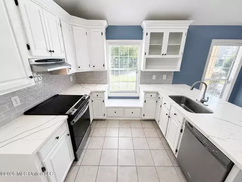 Kitchen - 3060 Windwood Cir, Flowood, MS 39232 photo 2 of 3
