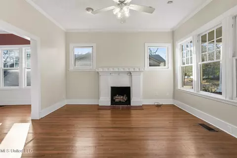 Living - 801 Arlington St, Jackson, MS 39202 photo 2 of 6