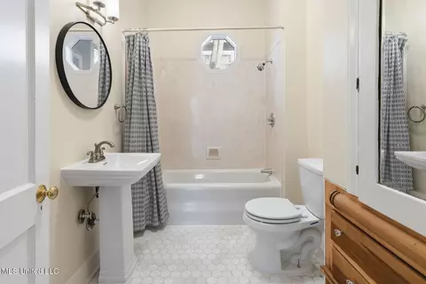Bath - 801 Arlington St, Jackson, MS 39202 photo 1 of 3