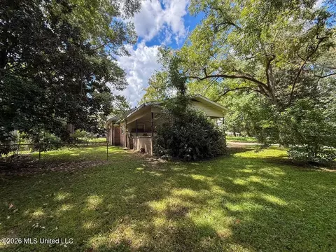 Exterior - 703 Avenue E, Mccomb, MS 39648 photo 6 of 9