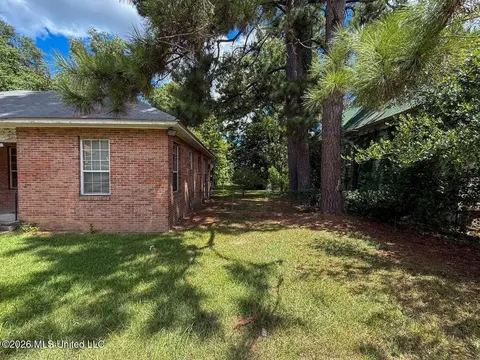 Exterior - 703 Avenue E, Mccomb, MS 39648 photo 4 of 9