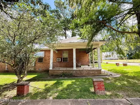 Exterior - 703 Avenue E, Mccomb, MS 39648 photo 3 of 9