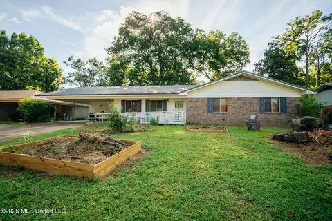 2044 Country Club Dr, Yazoo City, MS 39194