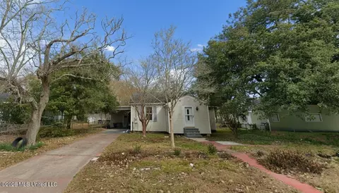 2215 Taft Ave, Pascagoula, MS 39567