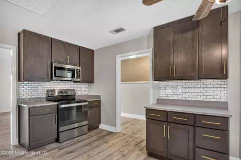 Kitchen - 79297 E Diamondhead Dr, Diamondhead, MS 39525 photo 2 of 5