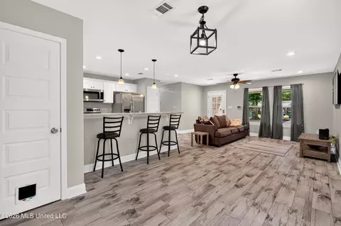 Entry Way - 916 Central Ave, Picayune, MS 39466 photo 4 of 6