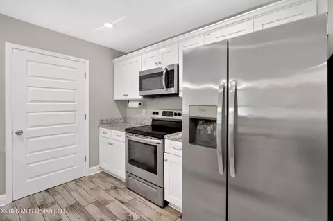 Kitchen - 916 Central Ave, Picayune, MS 39466 photo 2 of 3