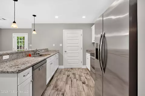 Entry Way - 916 Central Ave, Picayune, MS 39466 photo 5 of 6
