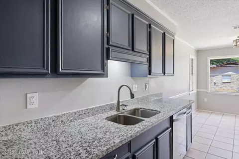 Kitchen - 477 Robert Michael Dr, Pearl, MS 39208 photo 3 of 4