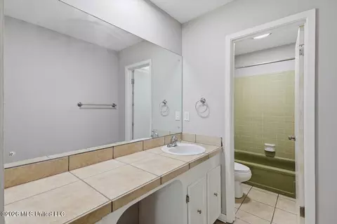 Bath - 477 Robert Michael Dr, Pearl, MS 39208 photo 1 of 4