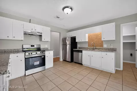 Kitchen - 161 Stonegate Dr, Madison, MS 39110 photo 1 of 3