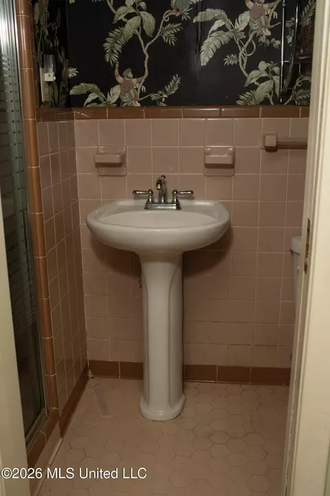 Bath - 5447 Venetian Way, Jackson, MS 39211 photo 5 of 8