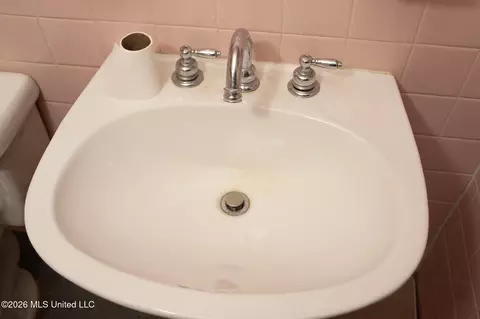 Bath - 5447 Venetian Way, Jackson, MS 39211 photo 2 of 8