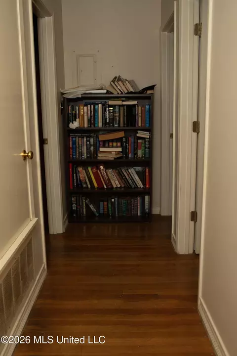 Entry Way - 5447 Venetian Way, Jackson, MS 39211 photo 3 of 4