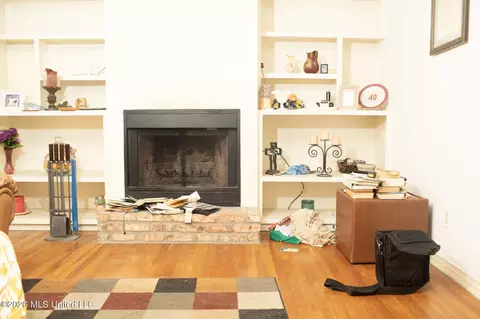 Living - 5447 Venetian Way, Jackson, MS 39211 photo 1 of 2