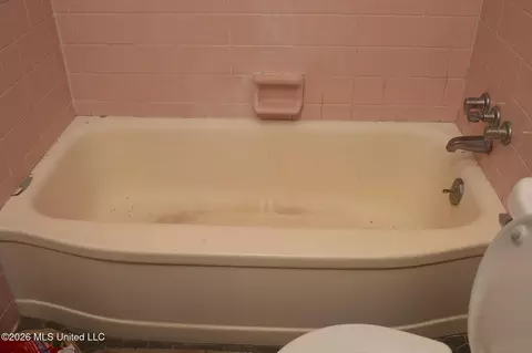 Bath - 5447 Venetian Way, Jackson, MS 39211 photo 4 of 8