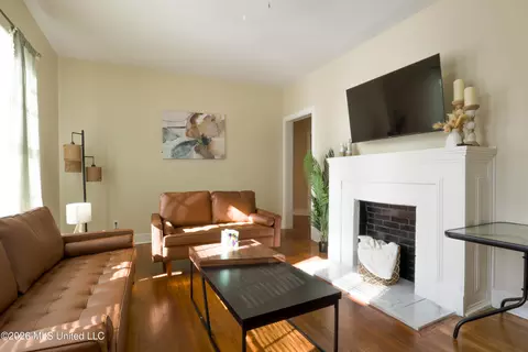 Living - 522 Taylor St, Jackson, MS 39216 photo 3 of 3