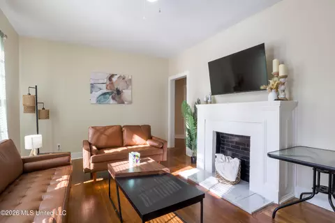 Living - 522 Taylor St, Jackson, MS 39216 photo 2 of 3