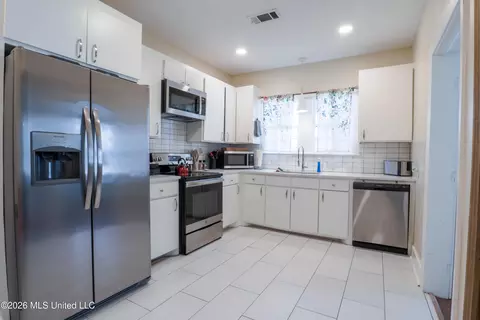 Kitchen - 522 Taylor St, Jackson, MS 39216 photo 1 of 2