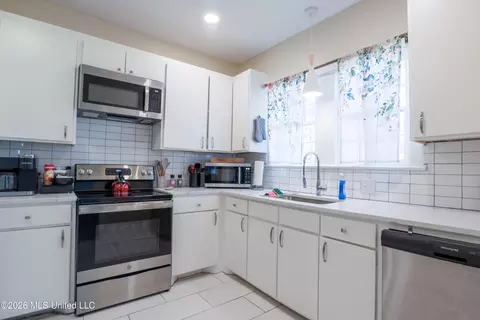 Kitchen - 522 Taylor St, Jackson, MS 39216 photo 2 of 2
