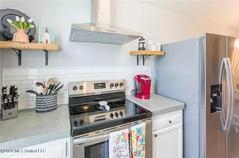 Kitchen - 481 Mockingbird Cir, Brandon, MS 39047 photo 3 of 3