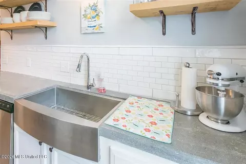 Kitchen - 481 Mockingbird Cir, Brandon, MS 39047 photo 2 of 3