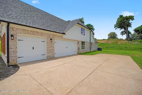 Exterior - 8130 Soaring Oaks Dr, Walls, MS 38680 photo 5 of 11