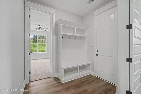 Entry Way - 8130 Soaring Oaks Dr, Walls, MS 38680 photo 2 of 4
