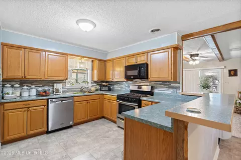 Kitchen - 401 Black Bear Cv, Hernando, MS 38632 photo 2 of 3
