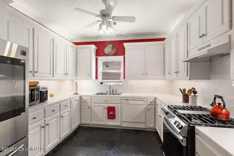 Kitchen - 2003 Rolling Hill Dr, Brandon, MS 39042 photo 2 of 3