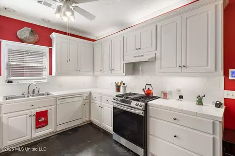 Kitchen - 2003 Rolling Hill Dr, Brandon, MS 39042 photo 3 of 3